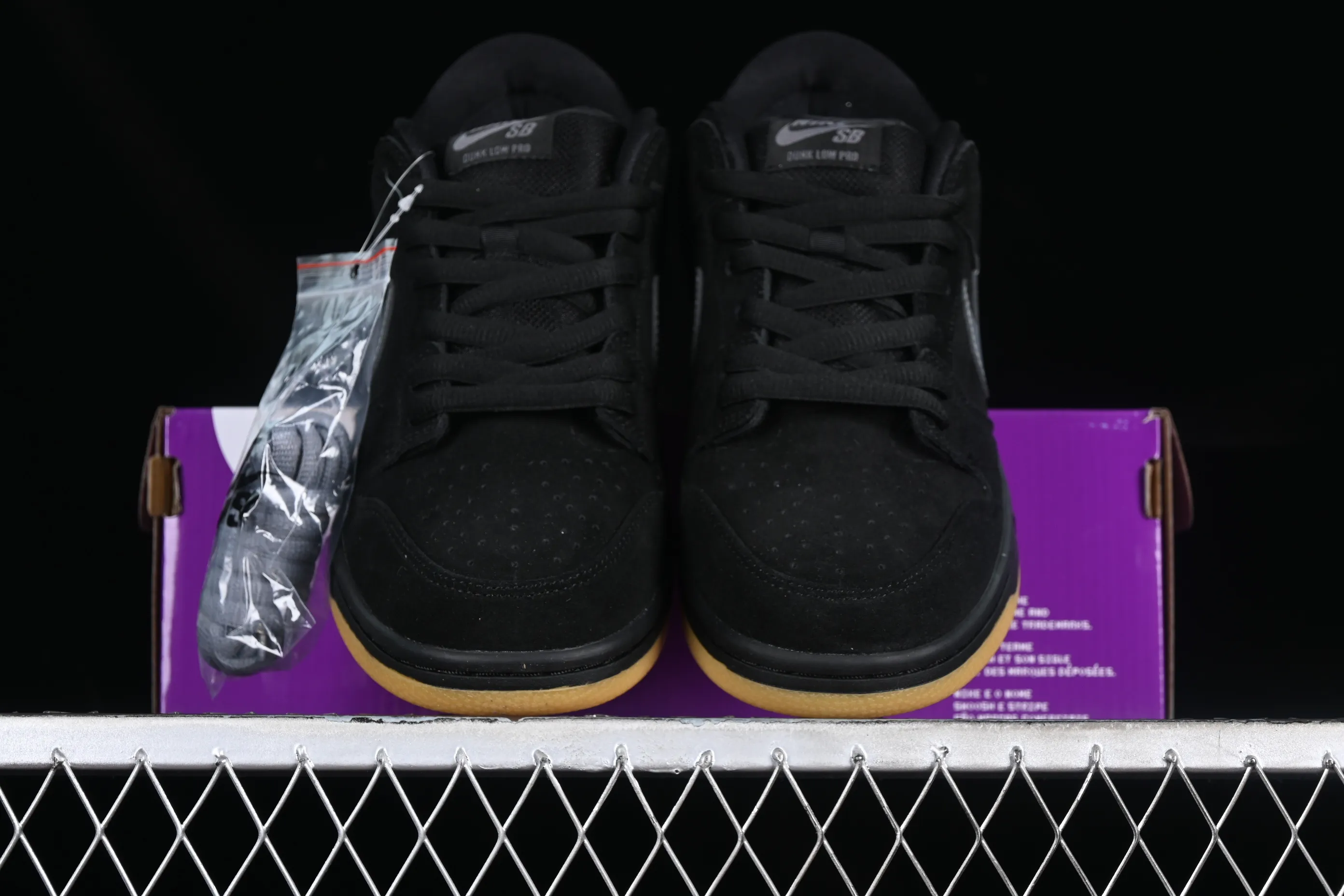 All categories Nk SB Dunk Series Nk SB Dunk Low Low-top sneakers K version Nk SB Dunk Low Raw rubber black and gray SB Dunk Series low-top casual sports skateboard shoes BQ6817-010